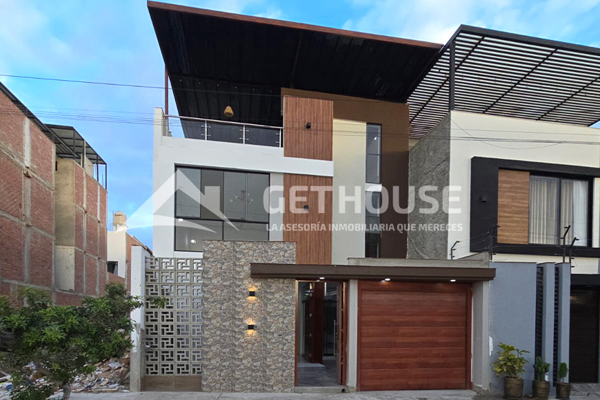 SE VENDE CASA ESMERALDA CON PISCINA | URB. BOULEVARD PP CERCA AL CLUB