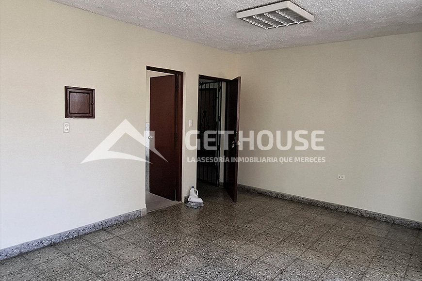 SE ALQUILAN EXCELENTES OFICINAS EN 2DO PISO | AVENIDA BOLOGNESI