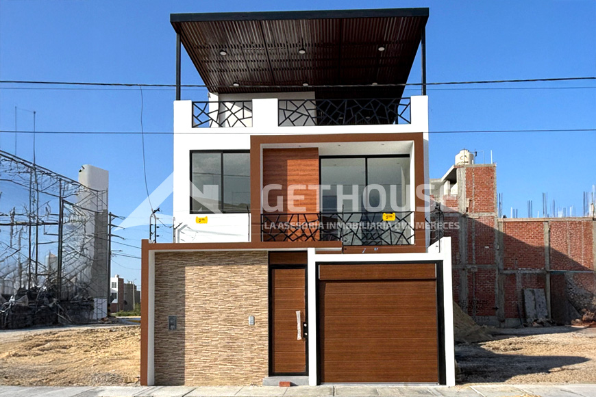 SE VENDE CASA DE ESTREO FRENTE A PARQUE | URB. ALAMEDA COUNTRY CLUB