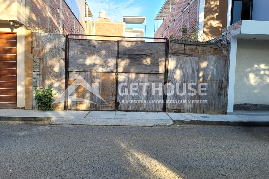 SE VENDE AMPLIO TERRENO MUY CERCA AVENIDA PRINCIPAL | URB. MIRAFLORES COUNTRY CLUB