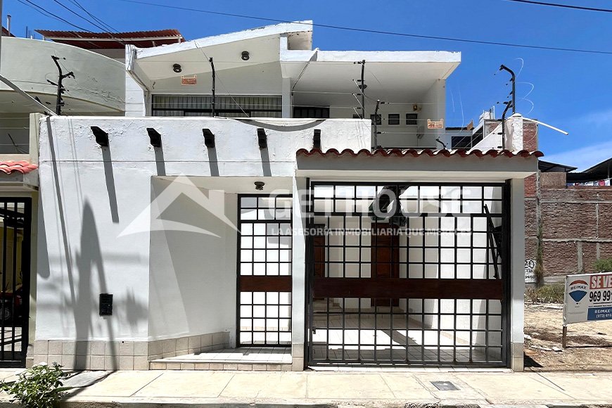 SE VENDE AMPLIA Y BONITA CASA| URB. SANTA MARÍA DEL PINAR