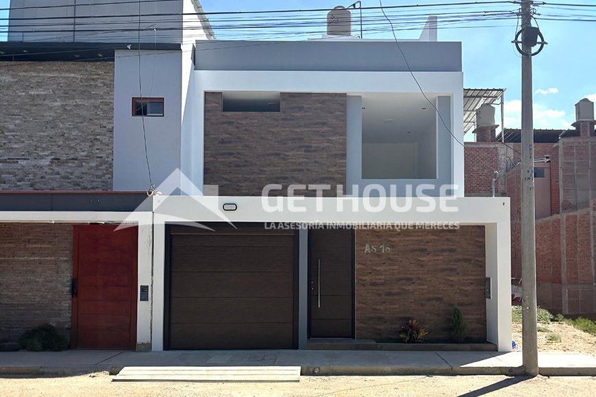 SE VENDE HERMOSA CASA DE ESTRENO FRENTE A PARQUE | URB. MIRAFLORES CC