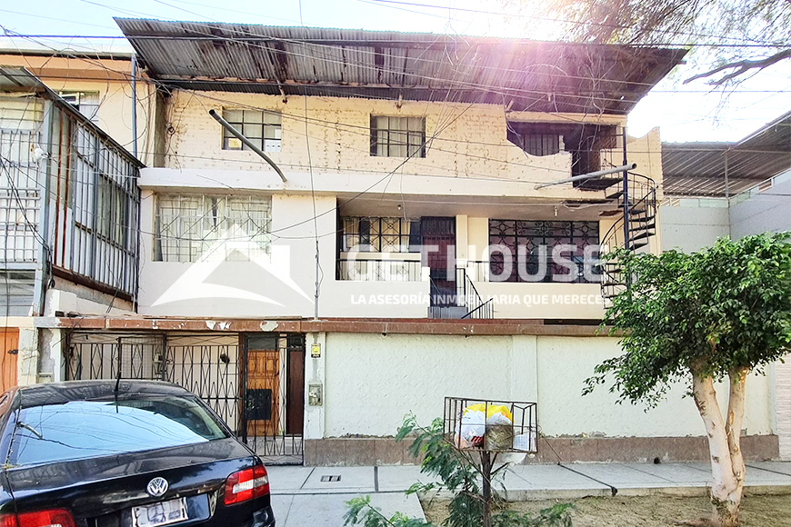SE VENDE CASA COMO TERRENO DE 240 m2 DE OCASIÓN | URBANIZACIÓN MIRAFLORES